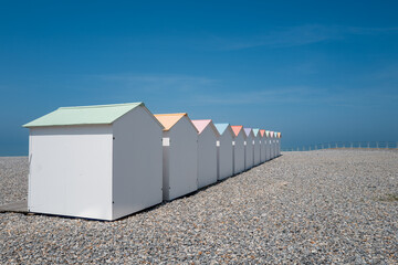 Fototapeta premium Cabanes de plage aux toits colorés plage du Tréport en france en normandie