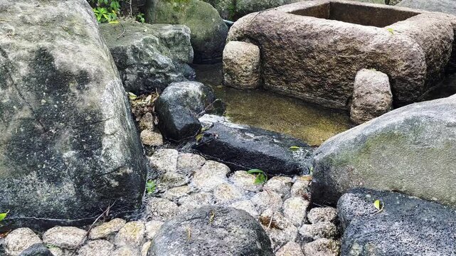 【自然】公園の池と流れる水と石畳のある風景 - Park Landscape with Pond, Flowing Water and Stone Pavement