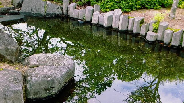 【自然】石に囲まれた公園の池と苔のある風景 - Park Landscape with Pond, Moss and Surrounded by Rocks