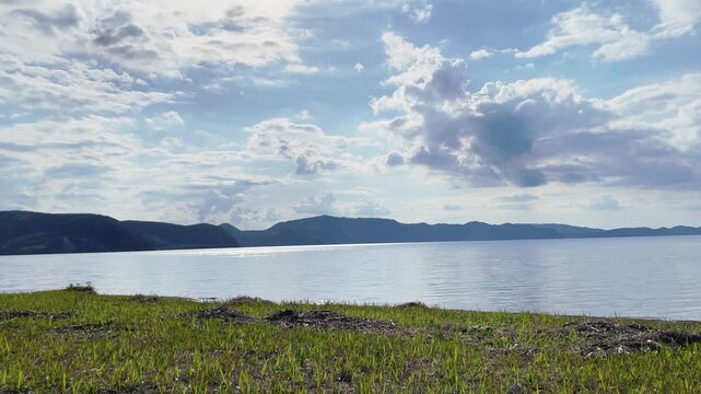 【自然】湖水と草のある水辺風景 - Lakeside Waterside Landscape with Green Grass