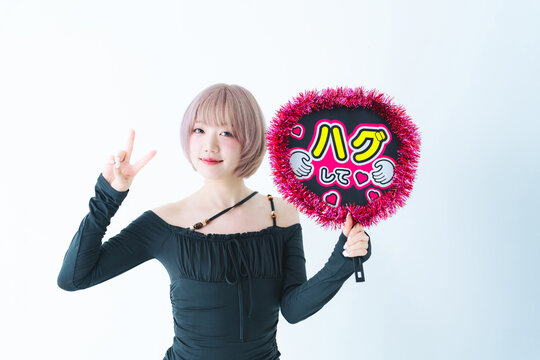 推し活うちわを持つハイトーンショートボブヘアの女性