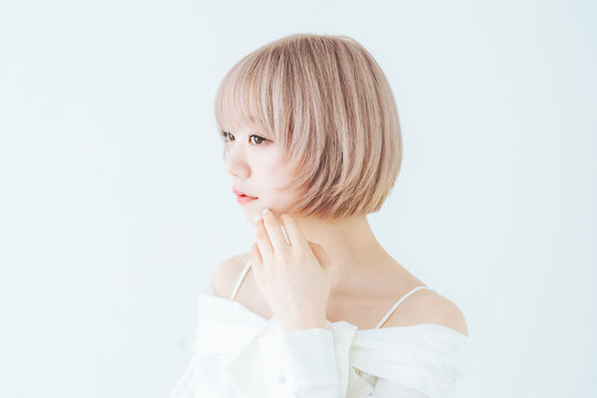 ハイトーンショートボブヘアの女性の美容・ファッションイメージ