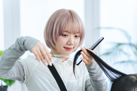 ヘアカット、美容院、ハサミ、美容師、スタッフ、シザース、仕事、職場、転職、資格、免許、美容室、サロン、ヘアスタイリスト、ファッション、ヘアサロン、パーマ、カット、コーム、美容学生、スキル、美容、専門学校、専門学校生、学生、学校、スクール、レッスン、教室、練習、勉強、トレーニング、従業員、接客、プロフェッショナル、ヘッドマネキン、女性、日本人、若い、20代、ヘアメイク、ヘアアレンジ、勤務、ヘアスタイ