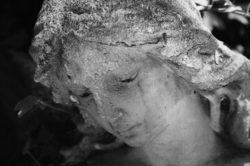 Obraz premium Sad angel statue symbolizing grief and emotional pain.