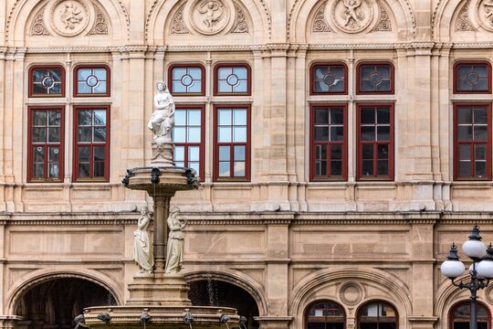 Brunnen vor der Wiener Staatsoper