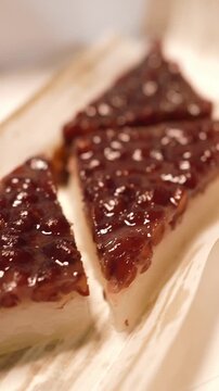 美しい和菓子のディテール、6月の行事食「水無月」のクローズアップ（縦位置）