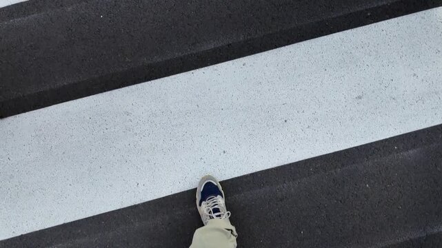 camminare sulle strisce pedonali pedoni 