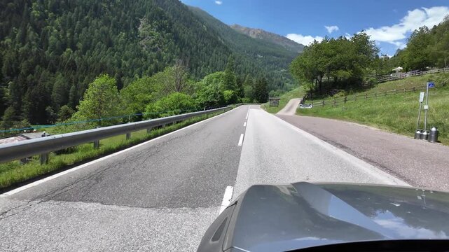 viaggiare in auto strada di montagna estate