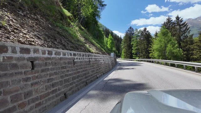 strada di montagna curve tornanti semaforo rosso scuola guida