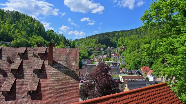 Blick auf ein Dorf mit roten D&auml;chern, umgeben von gr&uuml;nen H&uuml;geln und W&auml;ldern, Triberg im Schwarzwald, Schwarzwald-Baar-Kreis, Schwarzwald, Baden-W&uuml;rttemberg, Deutschland