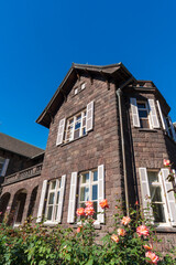 Obraz premium 旧古河庭園の洋館とバラ園 