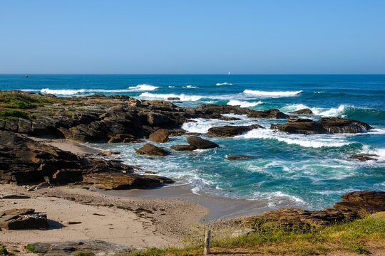 Plage rocheuse en Bretagne &agrave; Quiberon, avec tons &eacute;clatants