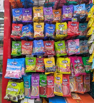Coloridas bolsas de chuches y caramelos Fini, en expositor de una tienda de conveniencia de Madrid, Espa&ntilde;a, 10 de abril de 2026