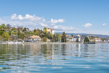 Obraz premium Le château de Nyon surplombant le port de plaisance et les eaux du lac Léman, Suisse