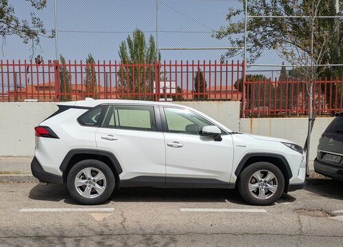 Vista lateral de un autom&oacute;vil Toyota RAV4 Hybrid aparcado en una calle de Madrid, Espa&ntilde;a, 10 de abril de 2026
