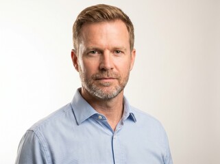Obraz premium Serious man with short hair and light grey shirt posing neutrally