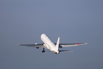 Obraz premium 離陸して空へ飛び立っていく飛行機