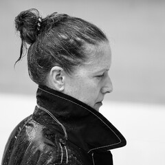 Brunette Frau steht mit ihrem Regenmantel voll im Regen © Markus Kammermann