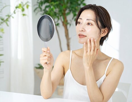 肌荒れ　悩む女性