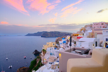 Obraz premium Oia village glowing at cloudy sunset