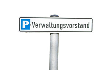 Obraz premium Parking sign for Verwaltungsvorstand in an urban area during daylight hours