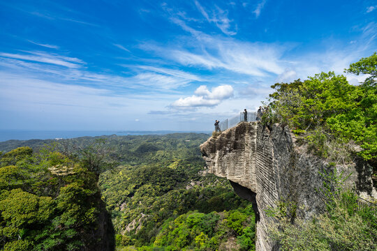 春の鋸山 地獄のぞきの断崖絶景　千葉県鋸南町