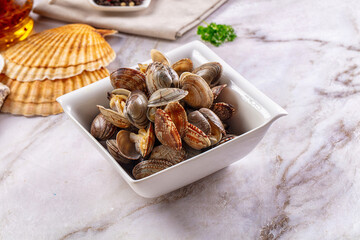 Steamed vongole clams with spices © Andrei Starostin
