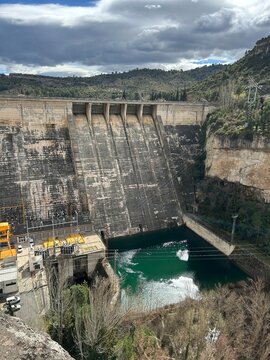 Presa de hormig&oacute;n gigante entre monta&ntilde;as y llena de agua