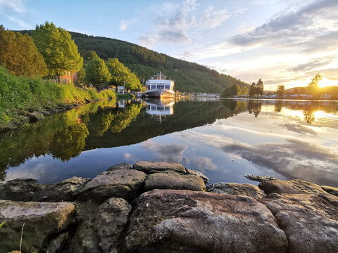 Stadt Miltenberg am Main mit Touristenschiff am Mainufer und Sonnenuntergang
