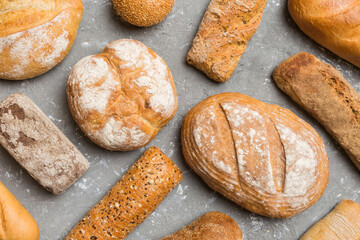 Naklejka premium Homemade natural breads. Different kinds of fresh bread as background, top view with copy space