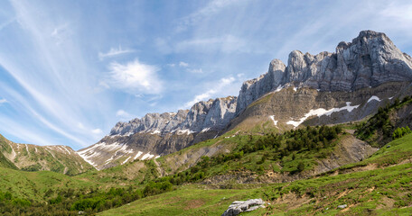 Obraz premium Vista de los picos rocosos de la Sierra de Los Alanos, en el Parque natural de Los Pirineos Occidentales, provincia de Huesca, Aragon, España