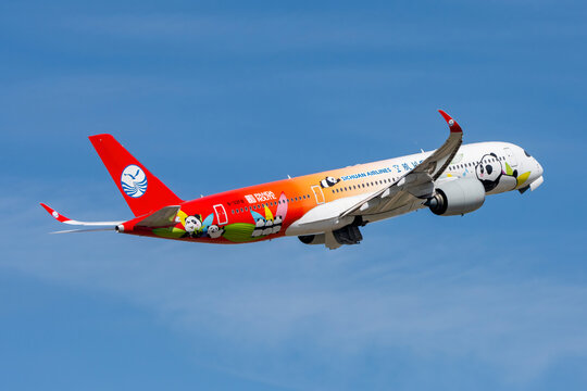 Avi&oacute;n de l&iacute;nea Airbus A330 de la aerol&iacute;nea Sichuan Airlines aterrizando en el aeropuerto de Madrid con librea especial panda route y matr&iacute;cula B-32F8. 
