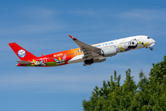 Avi&oacute;n de l&iacute;nea Airbus A330 de la aerol&iacute;nea Sichuan Airlines aterrizando en el aeropuerto de Madrid con librea especial panda route y matr&iacute;cula B-32F8. 