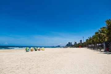 Obraz premium Da Nang beach landscape with coconut basket boat at My Khe beach area, Vietnam. Beautiful beach of Da Nang, Vietnam