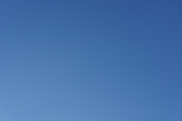 Obraz premium Clear cloudless blue sky background on a bright sunny day
