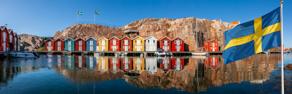 Bunte Fischerh&uuml;tten in sm&ouml;gen, Schweden
