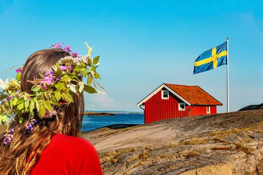 Frau mit Blumenkranz zu Mittsommer in Schweden