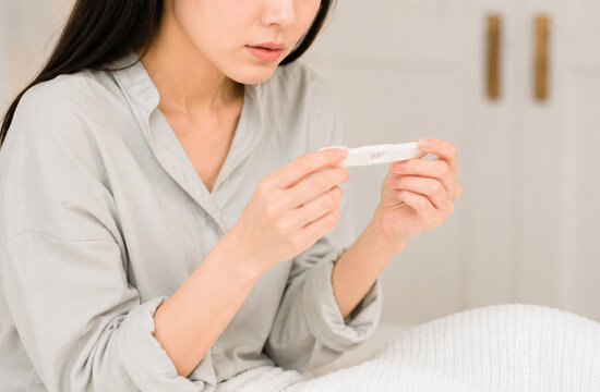 不妊治療　妊娠検査薬　妊娠悪阻,つわり,妊娠,妊婦,マタニティ,吐き気,体調不良　女性　日本人