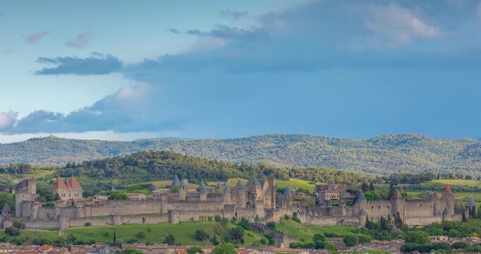 Un orage se pr&eacute;pare au dessus de la Cit&eacute; de Carcassonne en France