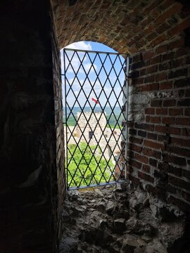 Ruiny zamku Tenczyn w Rudnie. Widok z okna