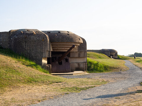 Vista de batterie de Longues-sur-Mer en la costa de Normand&iacute;a en Francia, dentro del campo de batalla de la Segunda Guerra Mundial con ca&ntilde;ones protegidos por construcciones de hormig&oacute;n, 2022