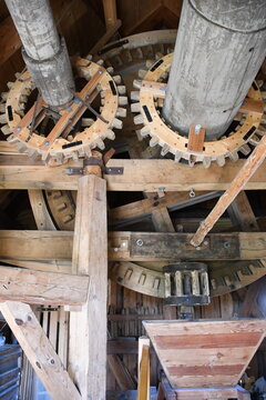 h&ouml;lzernes Getriebe aus Kammrad und Bunkler auf der Fl&uuml;gelwelle einer Bockwindm&uuml;hle 