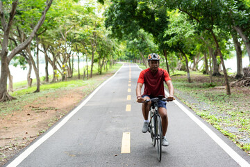 Naklejka premium Cyclist enjoying scenic nature trail
