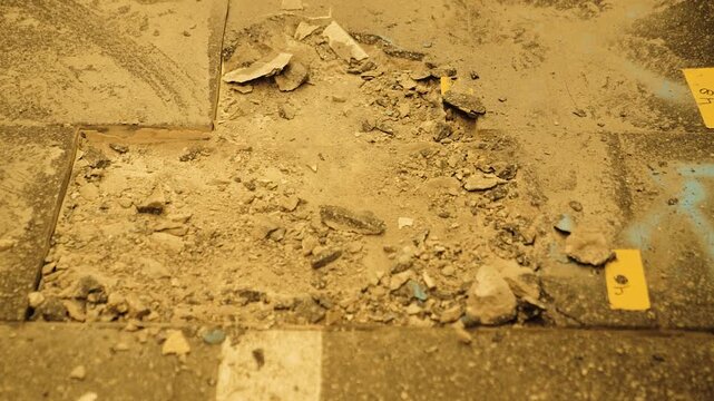 Zerst&ouml;rter Betonboden mit Schutt auf Baustelle im Untergrund