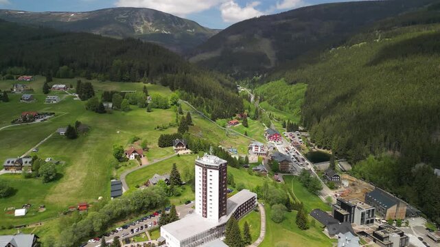 Pec pod Śnieżką - Chechy - miasto w Karkonoszach pięknie położone nagrane dronem z wysokości. Doliny, kolejka g&oacute;rska na Śnieżke, wysoki budynek, las, miasteczko turystyczne