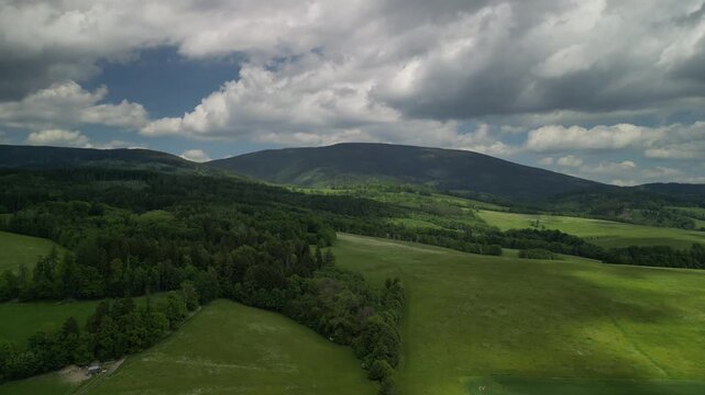 Harrachov - Chechy - miasto w Karkonoszach pięknie położone nagrane dronem z wysokości. Skocznia narciarska mamucia, g&oacute;ry, lasy, piękne widoki