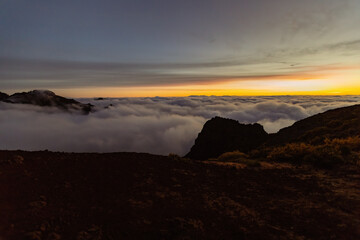 Fototapeta premium Breathtaking sunrise at Pico de Arieiro over the clouds in Madeira