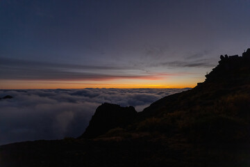 Obraz premium Breathtaking sunrise at Pico de Arieiro over the clouds in Madeira