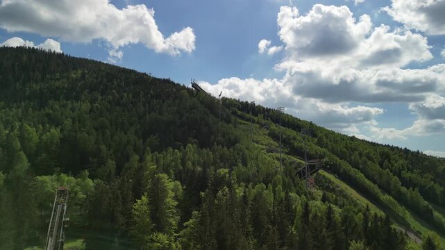 Harrachov - Chechy - miasto w Karkonoszach pięknie położone nagrane dronem z wysokości. Skocznia narciarska mamucia, g&oacute;ry, lasy, piękne widoki