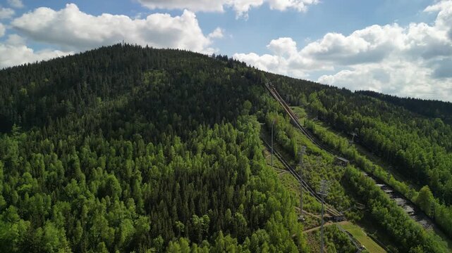 Harrachov - Chechy - miasto w Karkonoszach pięknie położone nagrane dronem z wysokości. Skocznia narciarska mamucia, g&oacute;ry, lasy, piękne widoki